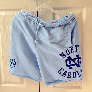 𝓜𝓲𝓽𝓬𝓱𝓮𝓵𝓵 & 𝓝𝓮𝓼𝓼 - UNC Tar Heels Shorts (Size: Medium)